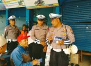 Satlantas Polres Magetan Gencar Bagikan Brosur Keselamatan