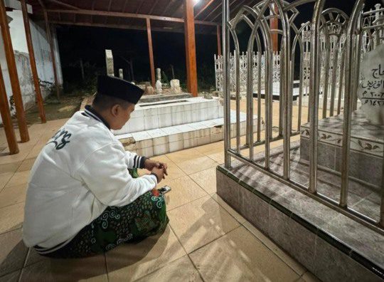 Sambut Tahun Baru 2025, Nurul Huda Anggota DPRD Jatim Ziarah Kubur