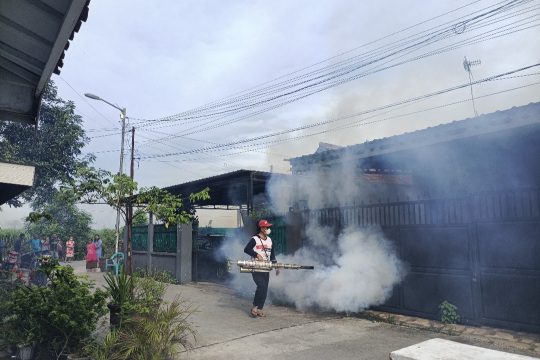 Fogging Desa Jatipasar Upaya Cegah DBD di Musim Hujan