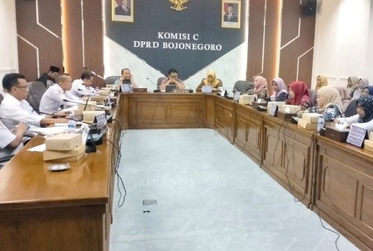 Perwakilan guru yang tergabung dari forum guru swasta passing grade (FGSPG) 2023 melakukan hearing (dengar pendapat) dengan Komisi