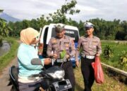 Satlantas Polres Magetan Gelar Jumat Berkah, Bagikan Nasi Bungkus untuk Warga