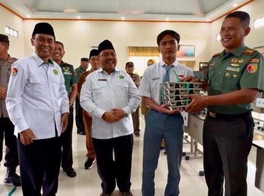 Program Makan Gratis Pertama di MAN Surabaya Timur Songsong Generasi Emas