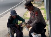 Polisi Peduli Sesama dan ODGJ, Humas Polres Madiun Kota Bagikan Nasi Gratis