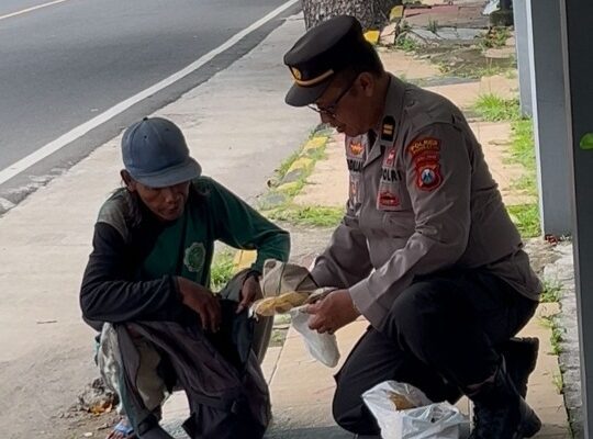 Polisi Peduli Sesama dan ODGJ, Humas Polres Madiun Kota Bagikan Nasi Gratis