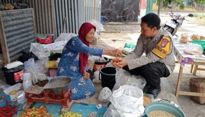 Bhabinkamtibmas Polres Magetan Pantau Stok dan Harga Bapokting di Pasar Tradisional