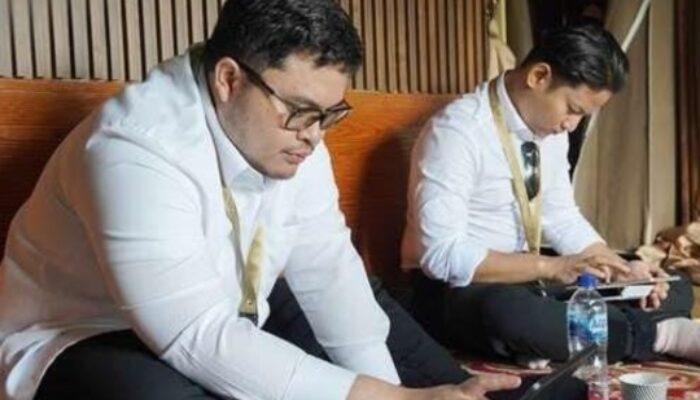 Saat Retreat di Magelang, Mas Ditho Manfaatkan Waktu Istirahat Untuk Bekerja