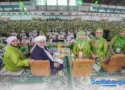 Ribuan Muslimat NU Dapat Ijazah Manaqib dari Syekh Afeefuddin Al Jailani, Khofifah Dihadiahi Kiswah