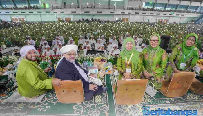 Ribuan Muslimat NU Dapat Ijazah Manaqib dari Syekh Afeefuddin Al Jailani, Khofifah Dihadiahi Kiswah