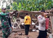 Polisi Ngawi Bantu Evakuasi Rumah Roboh di Kedunggalar
