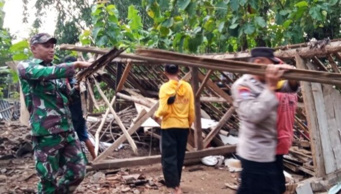 Polisi Ngawi Bantu Evakuasi Rumah Roboh di Kedunggalar
