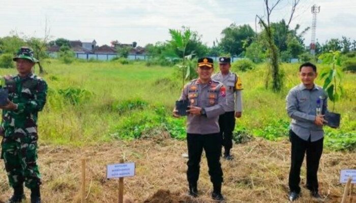 Kapolsek Manguharjo Tanam Pohon di Kampus Poltek Negeri Madiun