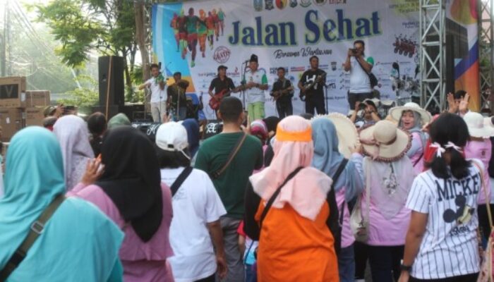 Wow….Jalan Sehat PWI Jatim 2025 Bertabur Hadiah Doorprize dan Umrah