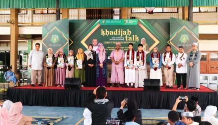 Khadijah Talk, Latih Percaya Diri Siswa Berbahasa Asing