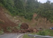 Longsor Tutup Akses Jalan Lumajang-Malang, Pengendara Terpaksa Putar Balik
