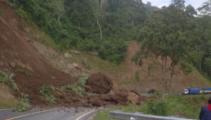 Longsor Tutup Akses Jalan Lumajang-Malang, Pengendara Terpaksa Putar Balik