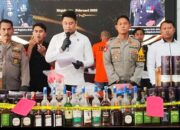 Polisi Gerebek Rumah Produksi Miras Ilegal di Mojokerto, 269 Botol Disita