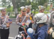 OKS 2025, Satlantas Polres Magetan Bagikan Pamflet, Bunga, dan Coklat