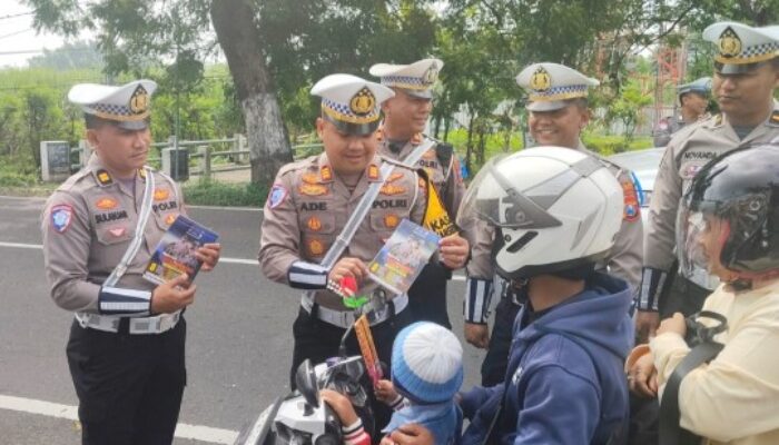 OKS 2025, Satlantas Polres Magetan Bagikan Pamflet, Bunga, dan Coklat
