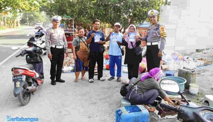 Satlantas Polres Ngawi Bagikan Brosur dan Imbau Warga Tertib Lantas