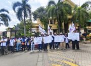 PHK Massal TCH, Pekerja Gelar Aksi Protes