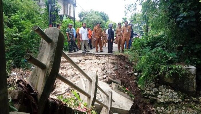 Wabup Nurul Azizah Tinjau Lokasi Jembatan Ambrol di Desa Sendangrejo Bojonegoro