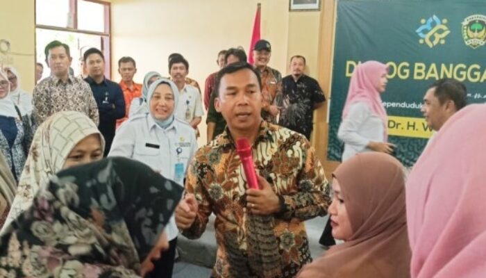 Menteri Wihaji Kunjungi Madiun, Disambut Antusias Petugas KB dan Lansia