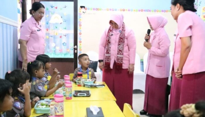 Ketua Bhayangkari Jatim Beri Makan Bergizi untuk Siswa TK Mojokerto