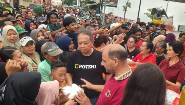 Diiringi Musik Tradisional Selawatan, Warga Tionghoa Jombang Bagikan Ratusan Takjil