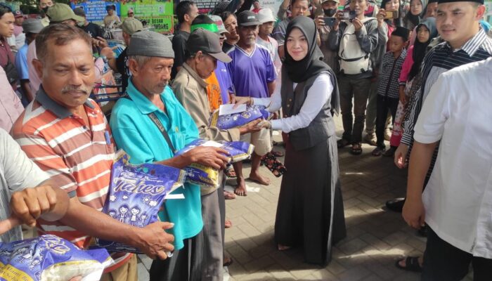 Ribuan Tukang Becak di Jombang Rela Antre, Tradisi Berbagi Keluarga Bupati Warsubi
