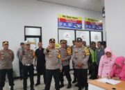 Kapolres dan Ketua Bhayangkari Madiun Kota Bagi Bingkisan di Pos Operasi Ketupat Semeru 2025
