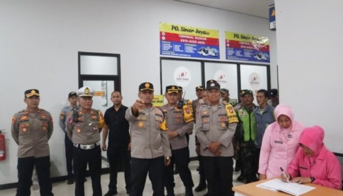 Kapolres dan Ketua Bhayangkari Madiun Kota Bagi Bingkisan di Pos Operasi Ketupat Semeru 2025