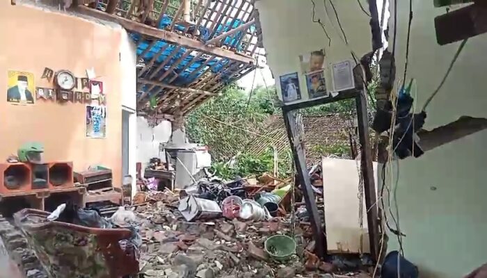 Akibat Petasan, Keluarga di Jember Ini Rayakan Lebaran dengan Rumah Hancur