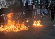 Malang Membara, Demonstran Bakar Gedung DPRD Dengan Bom Molotov
