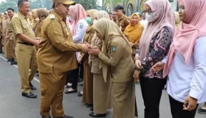 Apel Hari Pertama Kerja, Bupati Jombang Warsubi: Layani Masyarakat dengan Hati