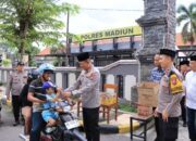 Aksi Peduli Ramadan, Kapolres Madiun Bagikan Takjil