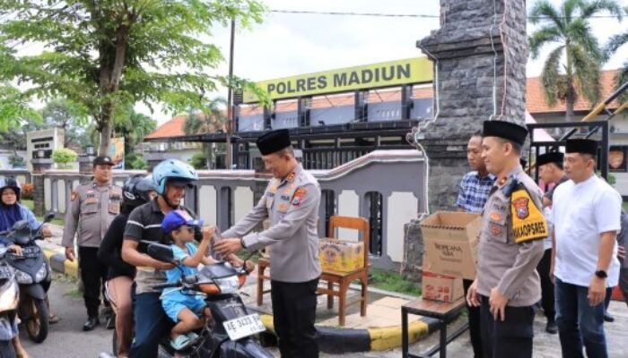 Aksi Peduli Ramadan, Kapolres Madiun Bagikan Takjil