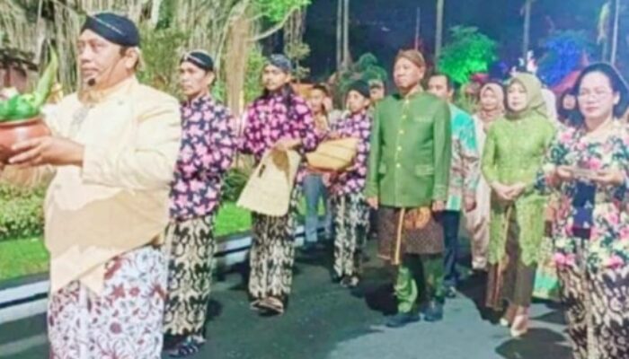Kenakan Busana Adat Jawa Bupati GSW Lakukan Ritual Boyongan ke Pendapa