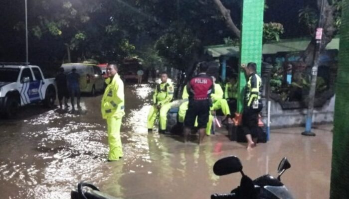 Hujan Deras Air Meluap, Polres Madiun Kota Alihkan Arus Lalin