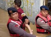 Dari DM IG, Tim SAR Sat Brimob Polda Metro Jaya Selamatkan Korban Banjir di Cililitan