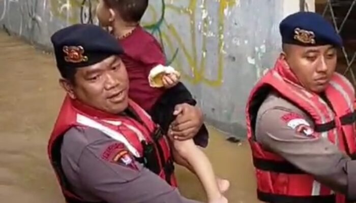 Dari DM IG, Tim SAR Sat Brimob Polda Metro Jaya Selamatkan Korban Banjir di Cililitan