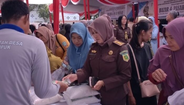 Cari Berkah Ramadan, Kejari Gelar Bazar dan Pasar Murah