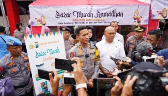 Polres Ponorogo dan Bhayangkari Gelar Bazar Murah Ramadan, Warga Sumringah