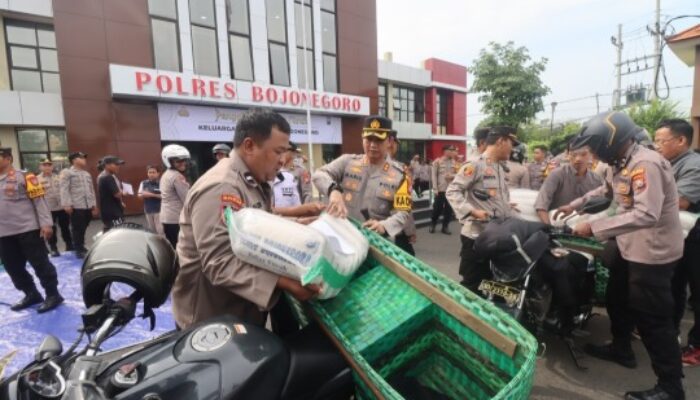 Keluarga Besar Polres Bojonegoro Salurkan 1104 Paket Zakat Door to Door