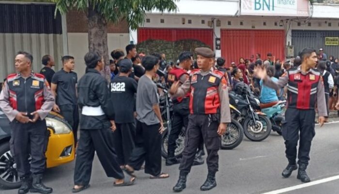 Polsek Manguharjo Amankan Gaktur Lalin Bagi Takjil Warga PSHW