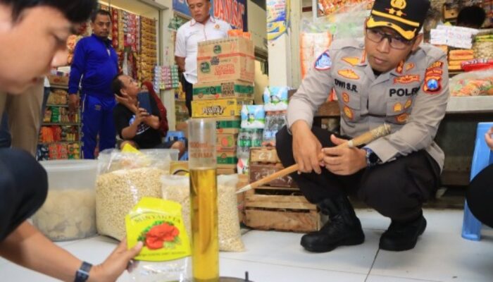 Kapolres Ngawi Bersama Satgas Pangan Sidak MinyaKita di Pasar Besar