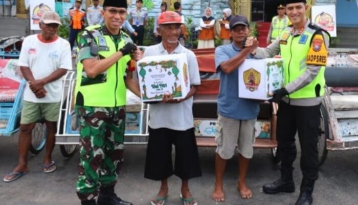 Dandim Bareng Kapolres Magetan Patroli Bersama dan Bagi Bingkisan ke Warga