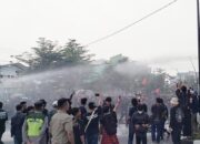 Demo Tolak Pengesahan Revisi UU TNI, Mahasiswa Bojonegoro Lempari Kotoran
