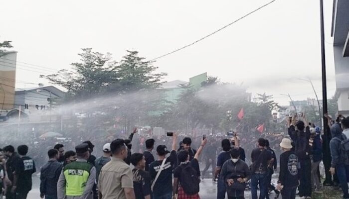 Demo Tolak Pengesahan Revisi UU TNI, Mahasiswa Bojonegoro Lempari Kotoran