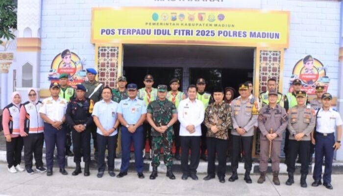 Deputi IV Kemenko Polkam Tinjau Pospam Ops Ketupat Semeru 2025 di Madiun