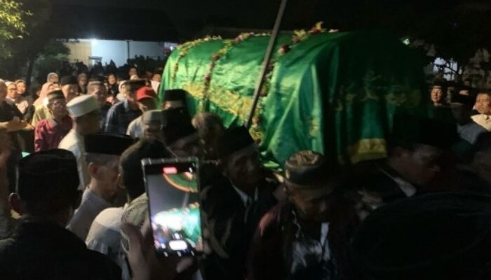 Ribuan Warga Iringi Mantan Bupati Jombang Suyanto Berpulang